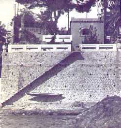La villa et le cano&euml; d'Annick vus de la mer - Photo: Henriette Hesnard