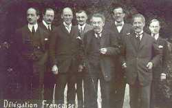 La d&eacute;l&eacute;gation fran&ccedil;aise &agrave;
Locarno. Oswald Hesnard quatri&egrave;me &agrave; gauche.